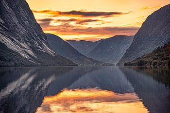 Sonnenuntergang am Fjord in Norwegen