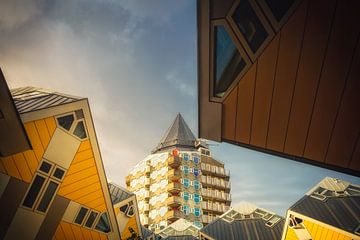 Die Blaaktoren zwischen Würfelhäusern in Rotterdam, Niederlande.