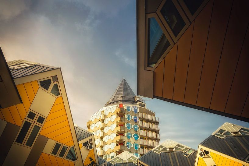 Die Blaaktoren zwischen Würfelhäusern in Rotterdam, Niederlande. von Bart Ros