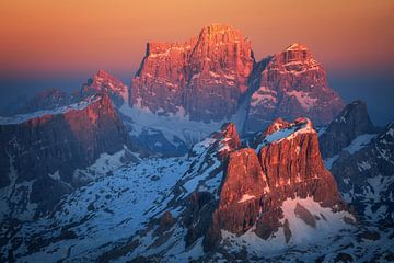 Un coucher de soleil incandescent dans les Dolomites