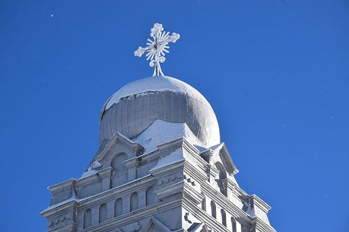 De toren van de kerk in de winter