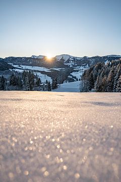 ijzige zonsopgang in Oberstaufen met uitzicht op Hochgrat en Steibis van Leo Schindzielorz