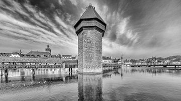 Watertoren van de Kapelbrug in Luzern - zwartwit versie van Tony Buijse