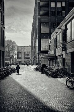 Straatfotografie in Utrecht. De wandelaar in de Vlaamse Toren. van André Blom Fotografie Utrecht