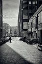 Straatfotografie in Utrecht. De wandelaar in de Vlaamse Toren. van André Blom Fotografie Utrecht thumbnail