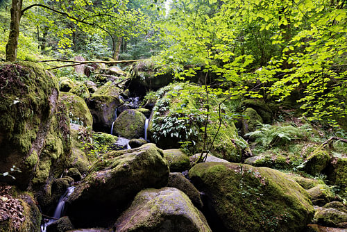De idyllische Gertelbach-watervallen, omgeven door een groen bos