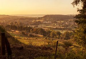 Trein door het Zuid-limburgse landschap von John Kreukniet