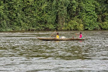 Zwei Frauen und ein Kind in einem Kanu in Surinam