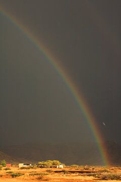 Regenboog met zon en donkere lucht Namibië. Zen, rust