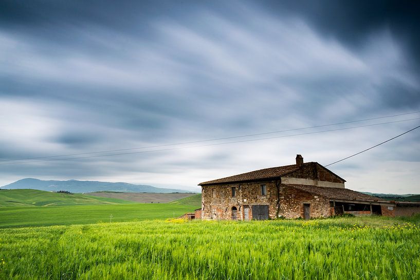 Sturm über einem Landhaus in der Toskana von Damien Franscoise