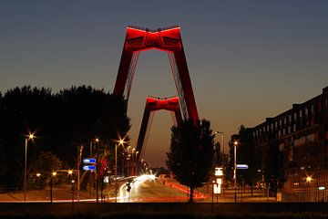 Willemsbrug in de avond van Andrew Chang