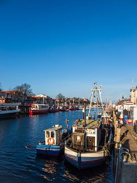 Uitzicht op de Alter Strom met viskotter in Warnemünde