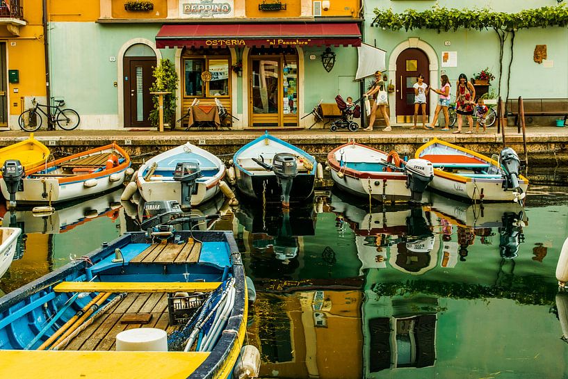 Port avec des bateaux à Castelletto, Lac de Garde, Italie par Paul van Putten