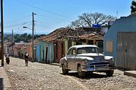 Zilvere oldtimer in de straten van Trinidad, Cuba van Jutta Klassen thumbnail