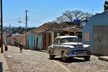 Zilvere oldtimer in de straten van Trinidad, Cuba van Jutta Klassen