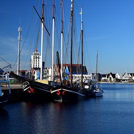 Klipper im Hafen von Harderwijk von Gerard de Zwaan