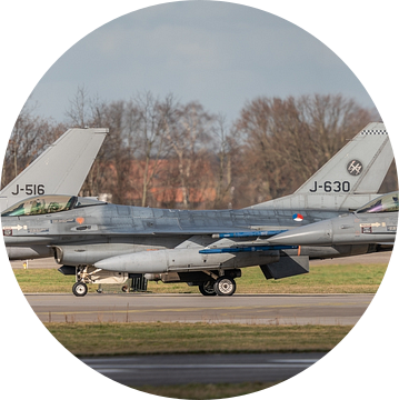 Drie KLu F-16's staan klaar om op te stijgen. van Jaap van den Berg