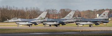 Ready for take-off? Piloten voeren de laatste  voorbereidingen uit voor een take-off van hun F-16 op van Jaap van den Berg