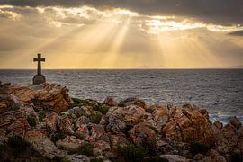 Heaven'''s Rays aan een rustige kust van Patrick Kilb