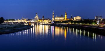 Dresden Panorama - historische Skyline an der Elbe zur blauen Stunde