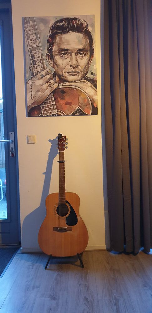 Johnny Cash met gitaar schilderij.  van Johannes 