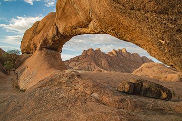 Stenen poort - rotsboog in de woestijn van Namibië van Fototante