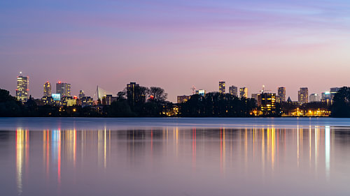 Skyline van Rotterdam in het blauwe uur over het water