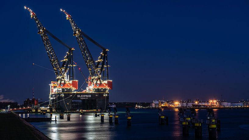 Sleipnir het grootste kraanschip van de wereld  In Rotterdam van Erik van 't Hof