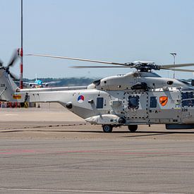 Nederlandse NH-90 helikopter op Schiphol-Oost. van Jaap van den Berg