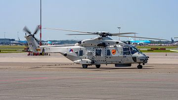 Nederlandse NH-90 helikopter op Schiphol-Oost. van Jaap van den Berg
