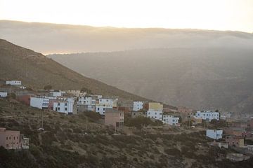 zonsopkomst in Atlasgebergte, Marokko van Esmée van Eijk