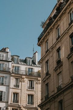 Uitzicht op gebouwen in Parijs vanuit mijn hotel, 18e arrondissement van Manon Visser