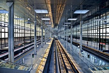 Helder avondlicht op het centraal station van Cádiz van Silva Wischeropp