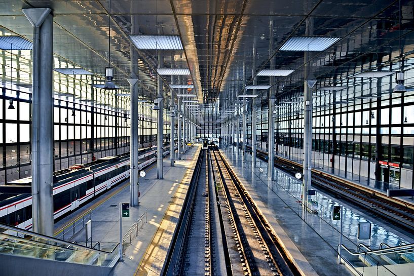 Lumière du soir éclatante dans la gare centrale de Cadix par Silva Wischeropp