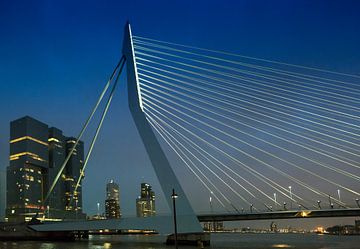 Zicht op de Erasmusbrug en De Rotterdammer bij nacht van Anouschka Hendriks