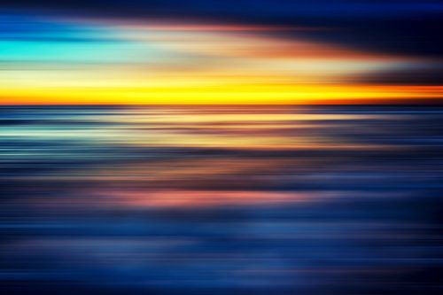 Diepblauwe gelukzaligheid - Abstracte zonsondergang aan de kust