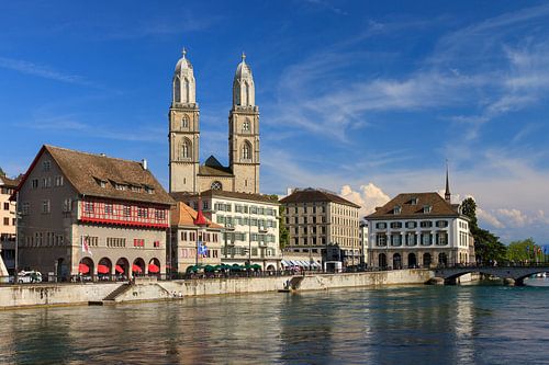 Zurich aan de Limmat in de zomer