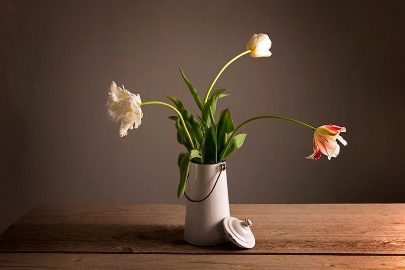 Tulpen in eine Vase von Barbara Brolsma