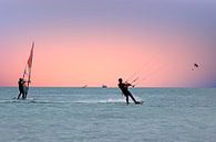 Wassersport auf dem Karibischen Meer bei Aruba mit Sonnenuntergang von Eye on You Miniaturansicht