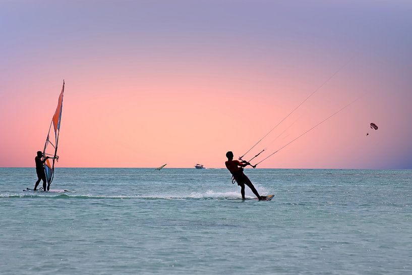 Wassersport auf dem Karibischen Meer bei Aruba mit Sonnenuntergang von Eye on You
