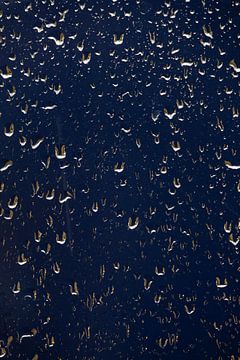 Waterdruppels op het raam van foto by rob spruit