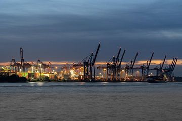 Havenkranen in de haven van Hamburg tijdens het blauwe uur van Andrea Gaitanides - Fotografie mit Leidenschaft
