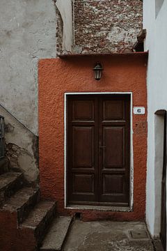Voordeur in Elba, Italië van Anne Verhees