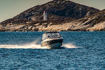 Sportboot fährt in den Hafen von Bodø ein