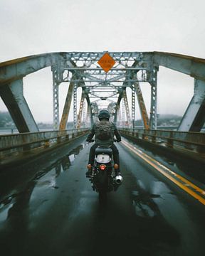 Motorfiets op brug van fernlichtsicht