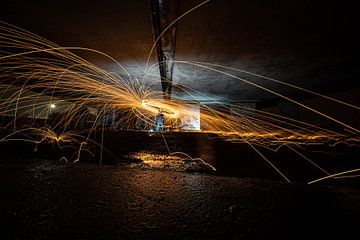 Lightpainting met rondvliegende vuurwerk