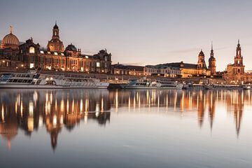 Dresden spiegelt sich in der Elbe wider