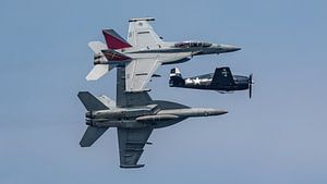 U.S. Navy EA-18G Growler Demo Team mit F6F Hellcat.
