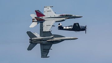 U.S. Navy EA-18G Growler Demo Team met F6F Hellcat. van Jaap van den Berg
