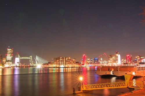 Maasboulevard Rotterdam in de nacht